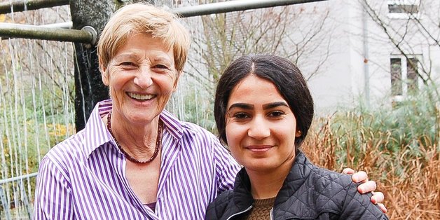 © Ceno Köln Ältere Frau mit einem Flüchtlingsmädchen.